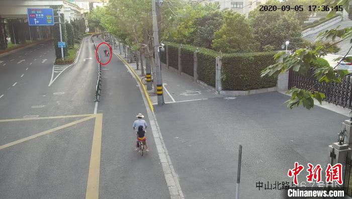 “子承父业”在马路上撒刀片上海一犯罪嫌疑人被批捕