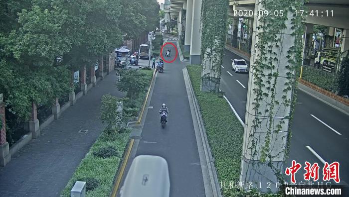 “子承父业”在马路上撒刀片上海一犯罪嫌疑人被批捕