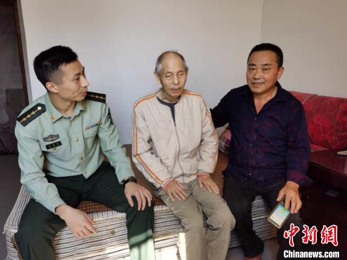 老人坚持送花篮“拥军”近20年武警官兵回访报“鱼水情”