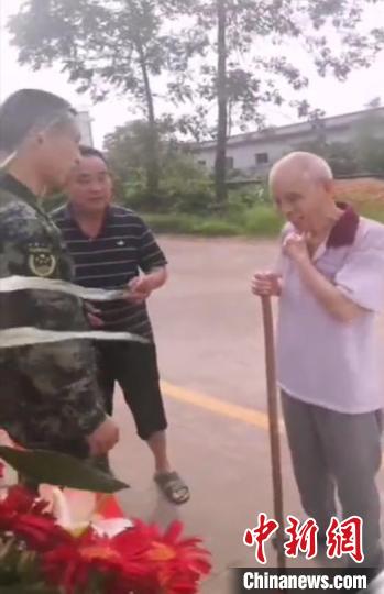 老人坚持送花篮“拥军”近20年武警官兵回访报“鱼水情”