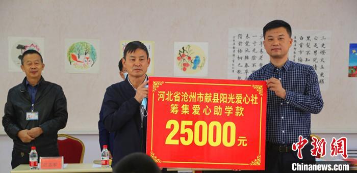 援疆干部牵线搭桥河北爱心人士资助新疆兵团困难学生（图）