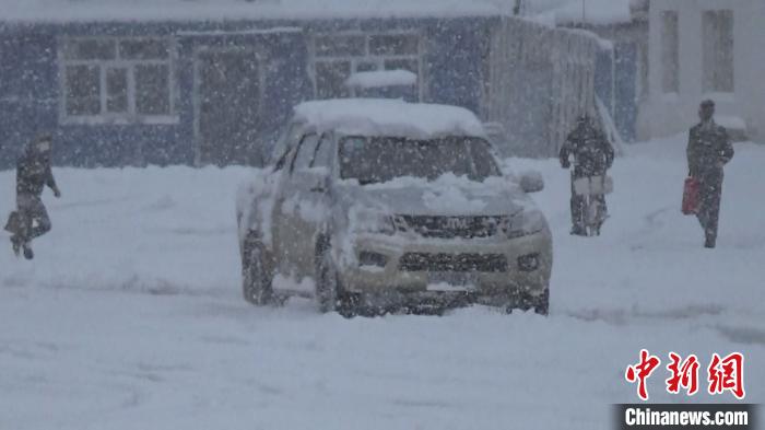 内蒙古大兴安岭满归林区落下首场降雪积雪厚度超过20厘米