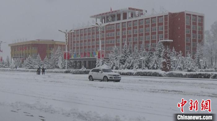 内蒙古大兴安岭满归林区落下首场降雪积雪厚度超过20厘米