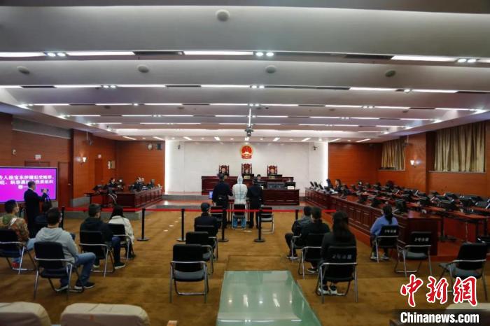 为黑恶势力充当“保护伞”广西防城港公安局原副局长桂宝东受审