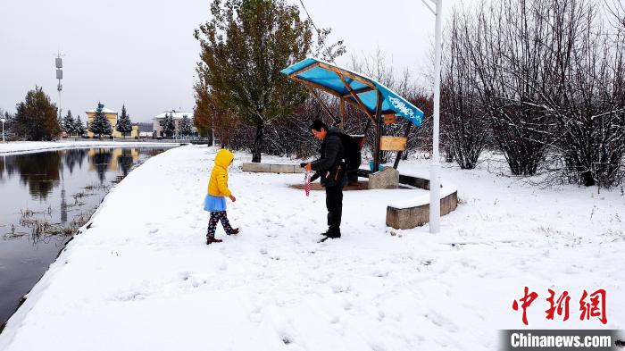 雪深达6厘米中国最冷小镇开启“童话模式”