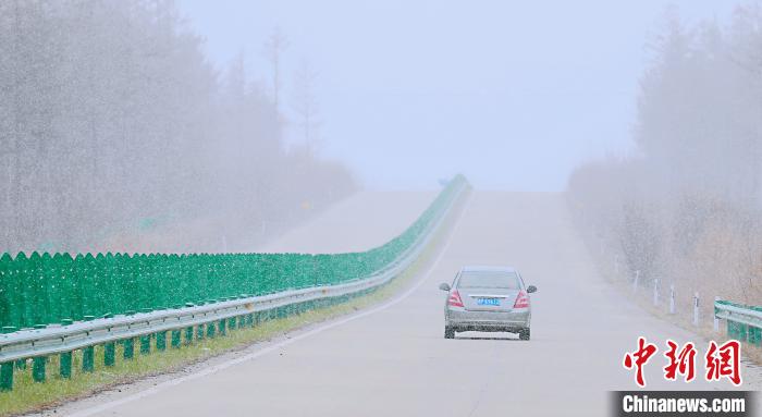 “神州北极”漠河迎来今秋首雪比去年晚26天