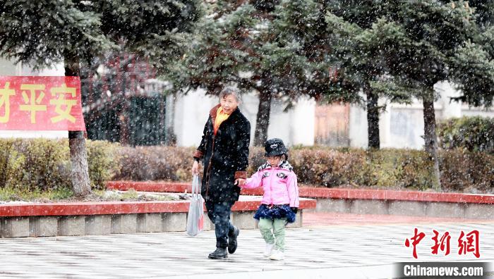 “神州北极”漠河迎来今秋首雪比去年晚26天
