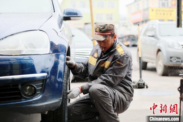 “神州北极”漠河迎来今秋首雪比去年晚26天