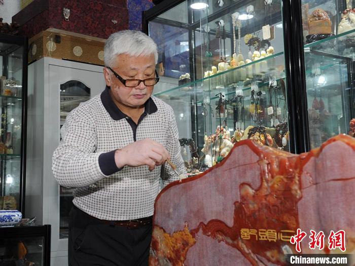 老人微刻《石头记》：5年刻逾60万字字均0.3毫米