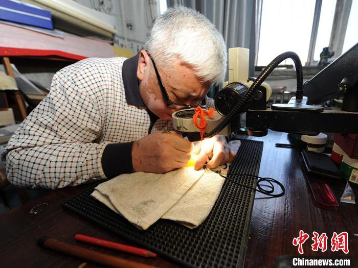 老人微刻《石头记》：5年刻逾60万字字均0.3毫米