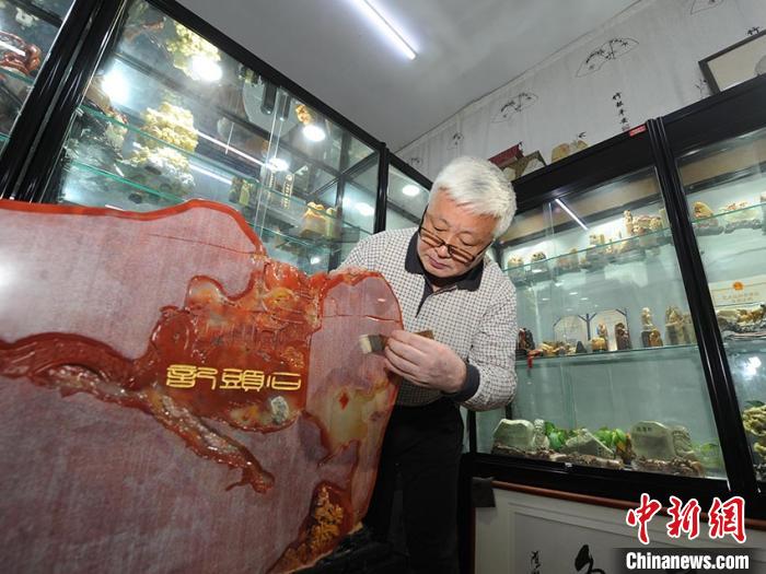 老人微刻《石头记》：5年刻逾60万字字均0.3毫米