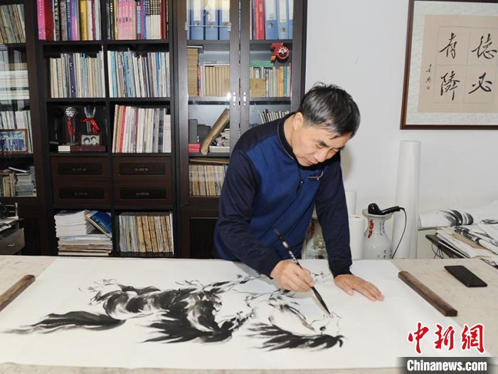自学绘画钻研7年62岁“马痴”一年能画近万匹马