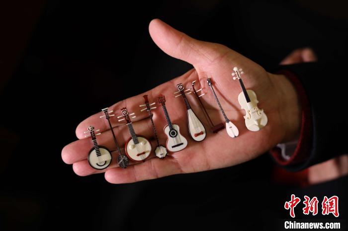 古稀老人的微雕传承路：刻入中华文化为作品注“魂”