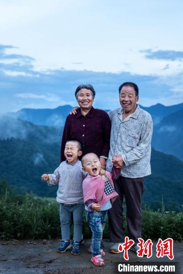 陕西小伙用镜头定格时光留下数百位老人的微笑