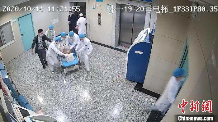 安徽一女子就诊突发心脏骤停急诊团队上演“生死营救”