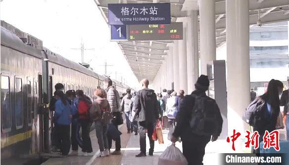 青海格尔木至成都旅客列车开通
