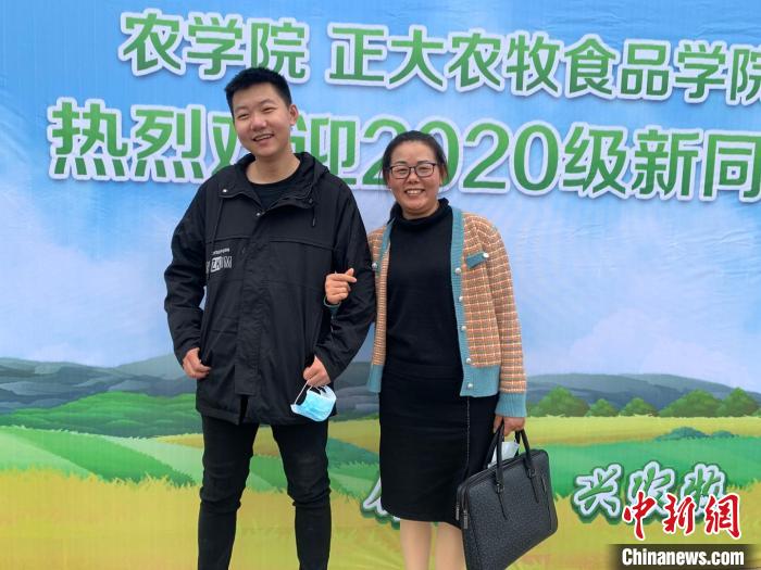 湖北一对母子同上一所大学开学互下挑战书