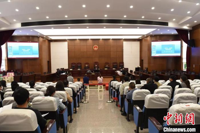 毒贩妻子父亲联合开立32个账户洗黑钱被提起公诉