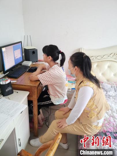 女教师乡村执教25年同事：她像迎风而立、昂首高歌的向日葵