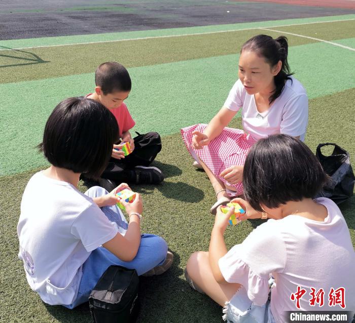 女教师乡村执教25年同事：她像迎风而立、昂首高歌的向日葵