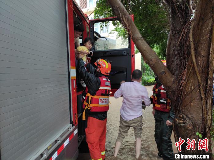 海南三亚暴雨淹路消防紧急救援涉水被困车辆
