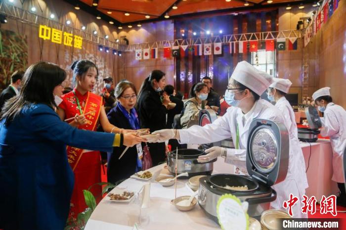 国际大米节首次举行“世界百米汇”中外嘉宾同品百余种大米