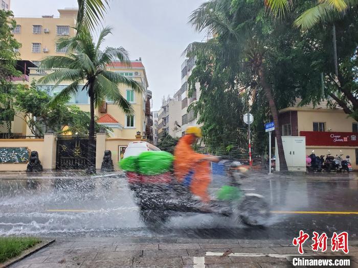 三亚持续降雨近一周道路积水、涉海旅游暂停