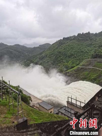 海南遭遇持续大风强降雨天气水库紧急泄洪
