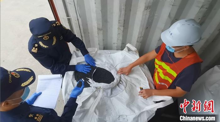 铅含量超标5倍广州海关查获禁止进口废物74.9吨