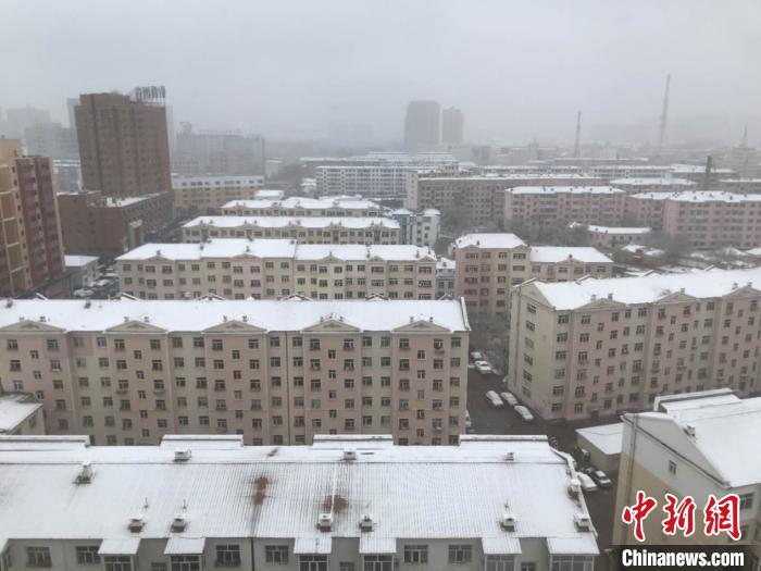 内蒙古呼伦贝尔迎入冬首场大范围降雪交通受阻