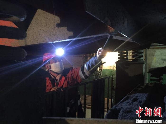 甘肃金昌千米矿井“缝补工”：规避“每一颗螺丝松动隐患”