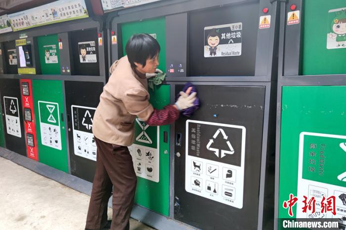 西安一保洁员“魔性”舞蹈走红网络用舞蹈传递快乐