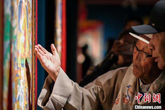 唐卡大师丹巴绕旦师生作品展亮相拉萨