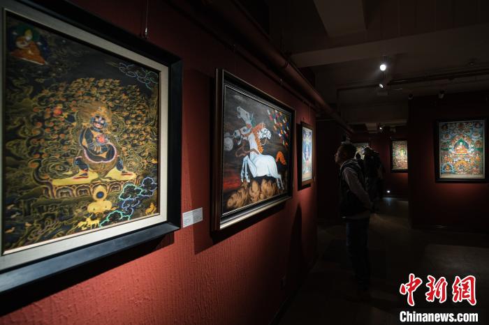 唐卡大师丹巴绕旦师生作品展亮相拉萨