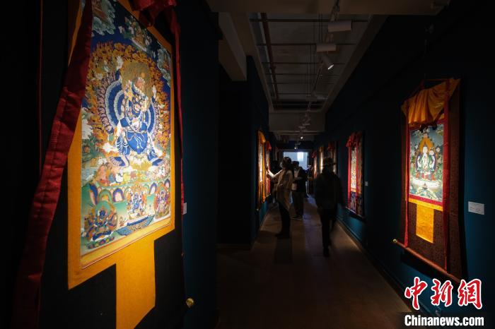 唐卡大师丹巴绕旦师生作品展亮相拉萨