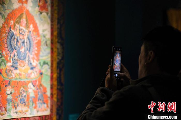唐卡大师丹巴绕旦师生作品展亮相拉萨