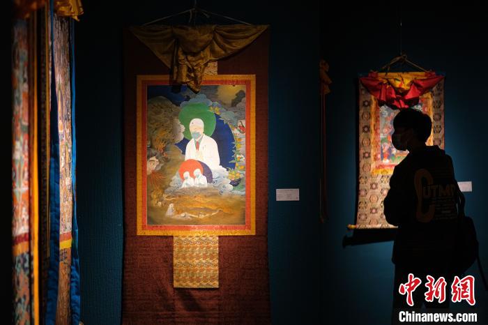 唐卡大师丹巴绕旦师生作品展亮相拉萨
