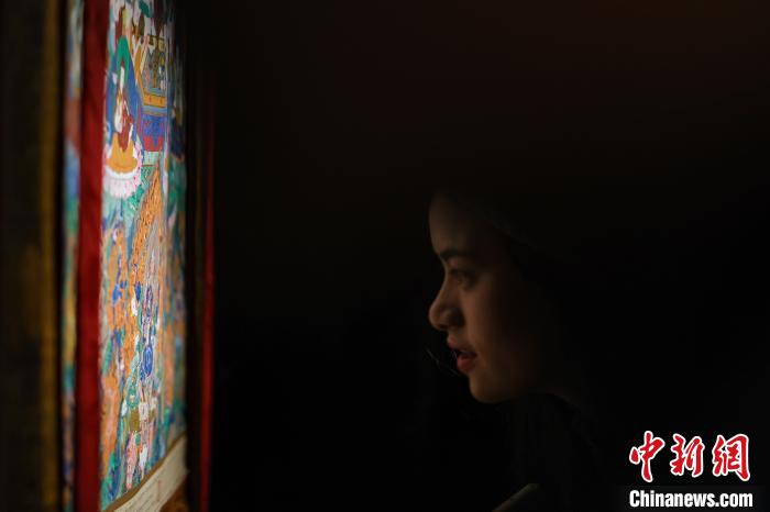 唐卡大师丹巴绕旦师生作品展亮相拉萨