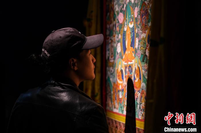 唐卡大师丹巴绕旦师生作品展亮相拉萨