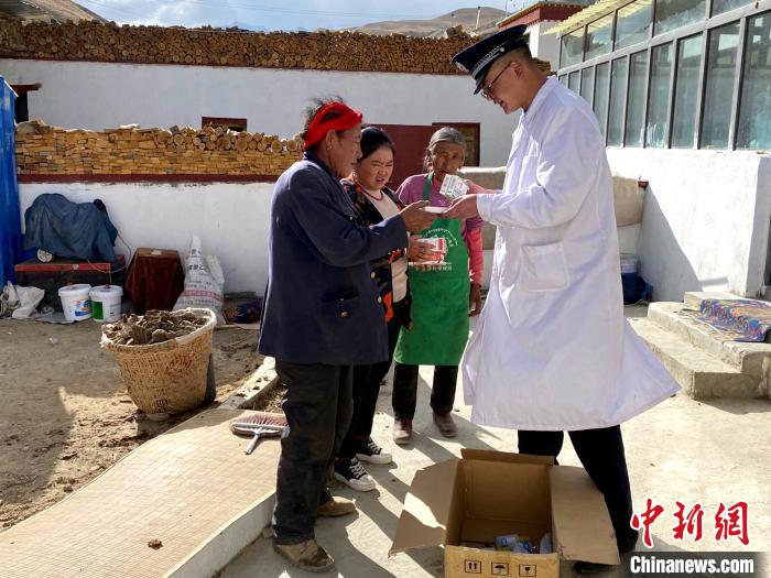 独立移民管理警察10年义诊路：续写高原警民鱼水情谊