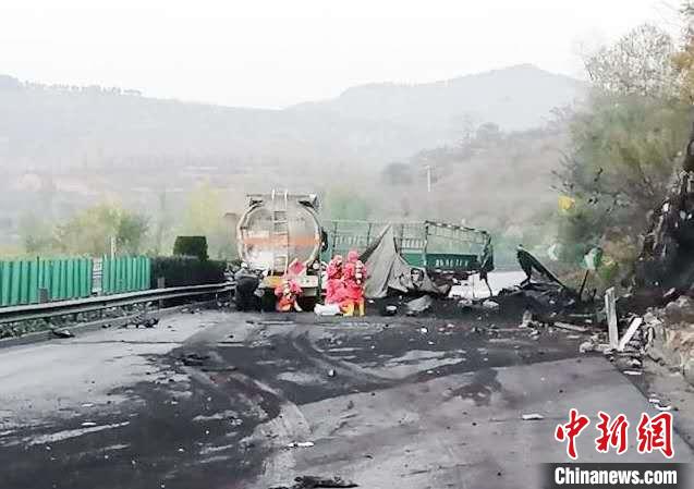 长邯高速山西段三车相撞粗苯泄漏消防已排险