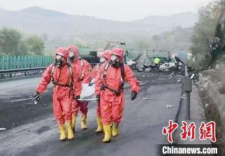 长邯高速山西段三车相撞粗苯泄漏消防已排险