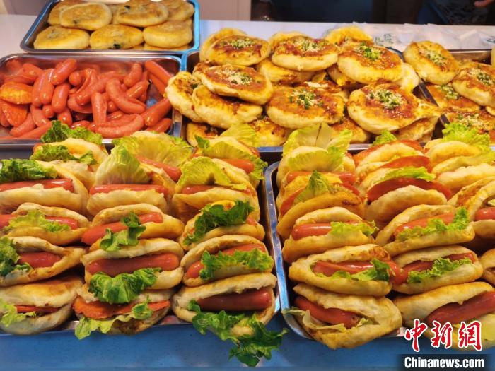 HelloKitty食堂现身海南大学装修风格粉嫩“小清新”