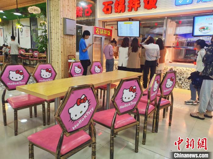 HelloKitty食堂现身海南大学装修风格粉嫩“小清新”