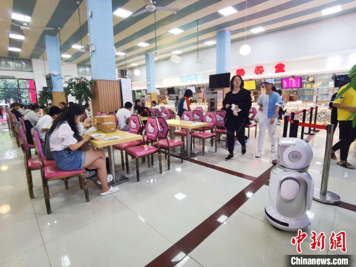 HelloKitty食堂现身海南大学装修风格粉嫩“小清新”