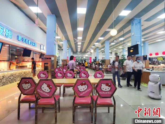 HelloKitty食堂现身海南大学装修风格粉嫩“小清新”
