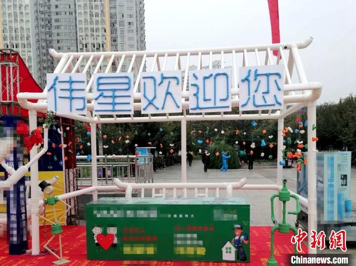 湖北襄阳一技工妙用水管废料制作“工艺品”