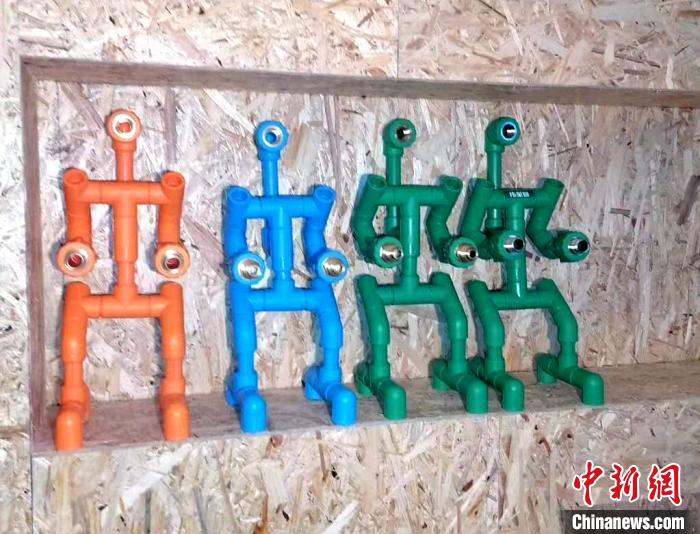 湖北襄阳一技工妙用水管废料制作“工艺品”