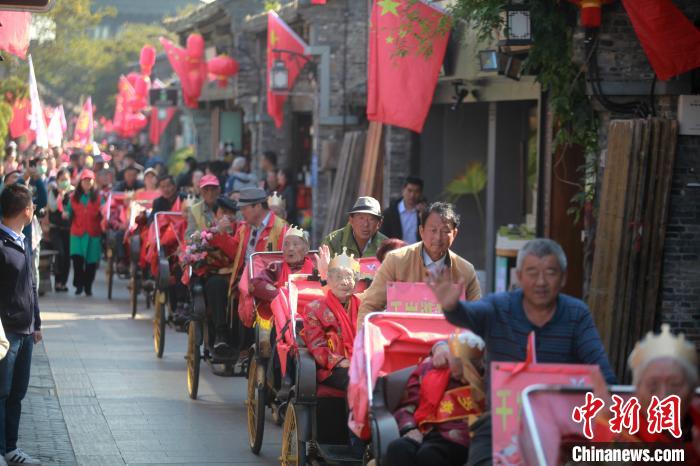 江苏扬州摆“千岁宴”邀12位百岁老人逛古街迎重阳
