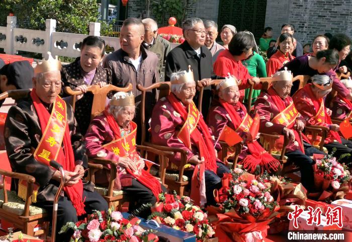 江苏扬州摆“千岁宴”邀12位百岁老人逛古街迎重阳